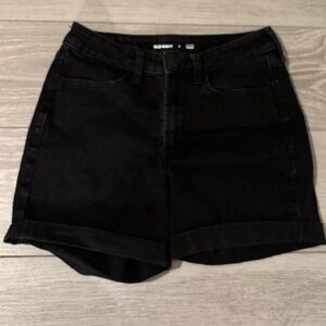 Old Navy shorts in black. EUC.
